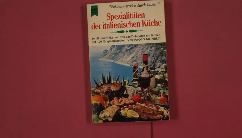 Buchcover "Spezialitäten der italienischen Küche" mit einem Bild von italienischem Essen und Wein, das die Tischsitten in Italien thematisiert.