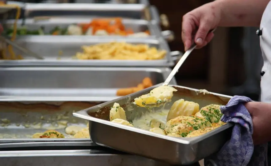 Warum sagt man Mahlzeit? Herkunft & Bedeutung erklärt