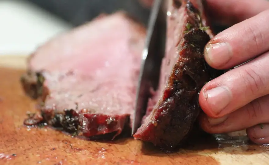 Steak richtig schneiden - So wird jeder Bissen zart!