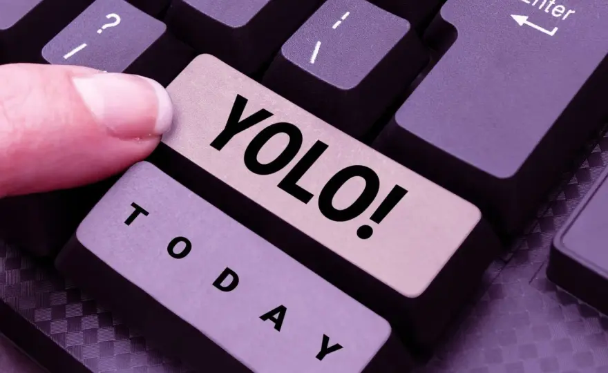 YOLO - Bedeutung, Herkunft & Nutzung im Netz verstehen