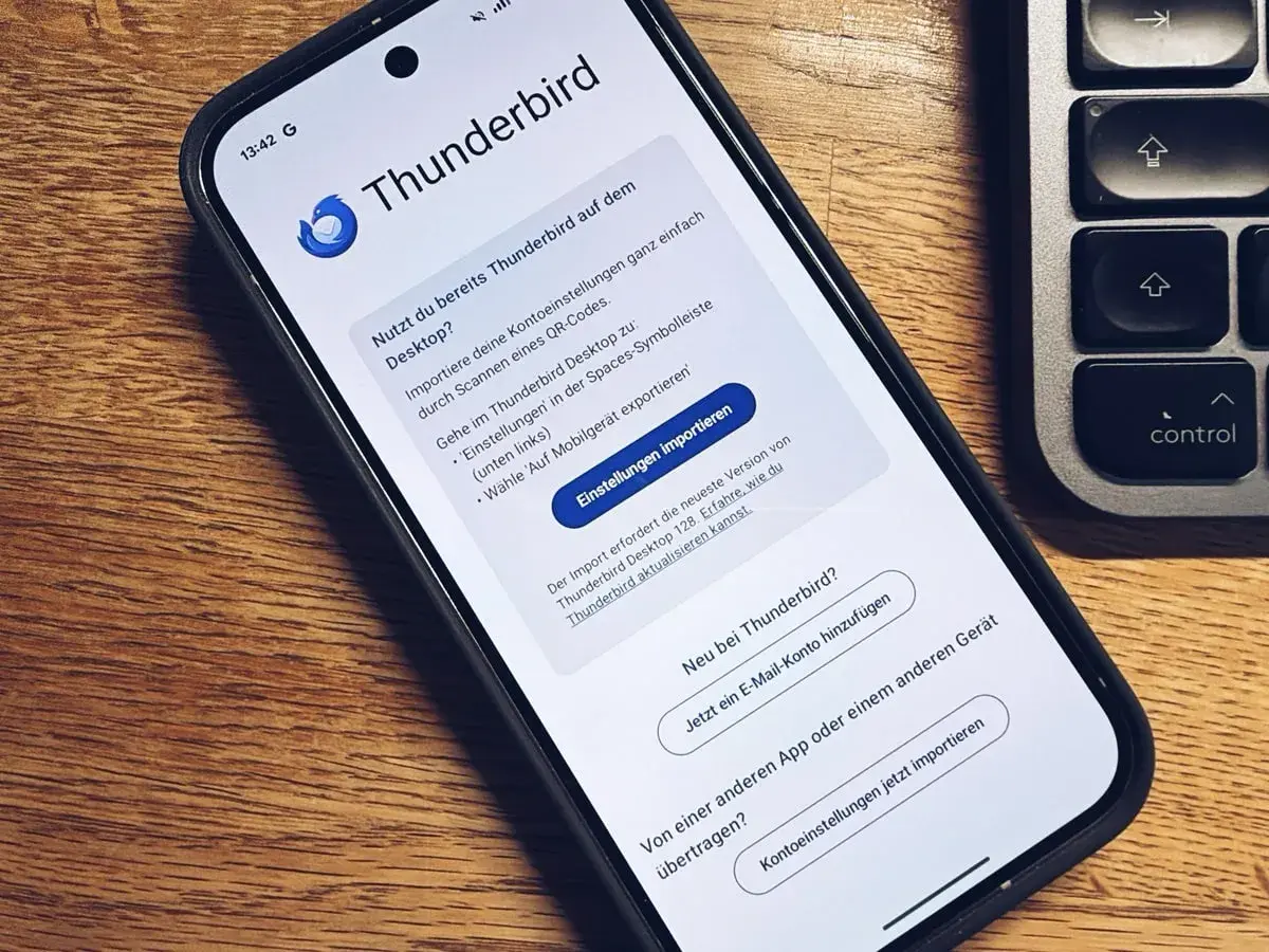 Thunderbird-App auf dem Handy zeigt Optionen zur Kontoeinrichtung. So kannst du einfach eine E-Mail vom Handy senden.