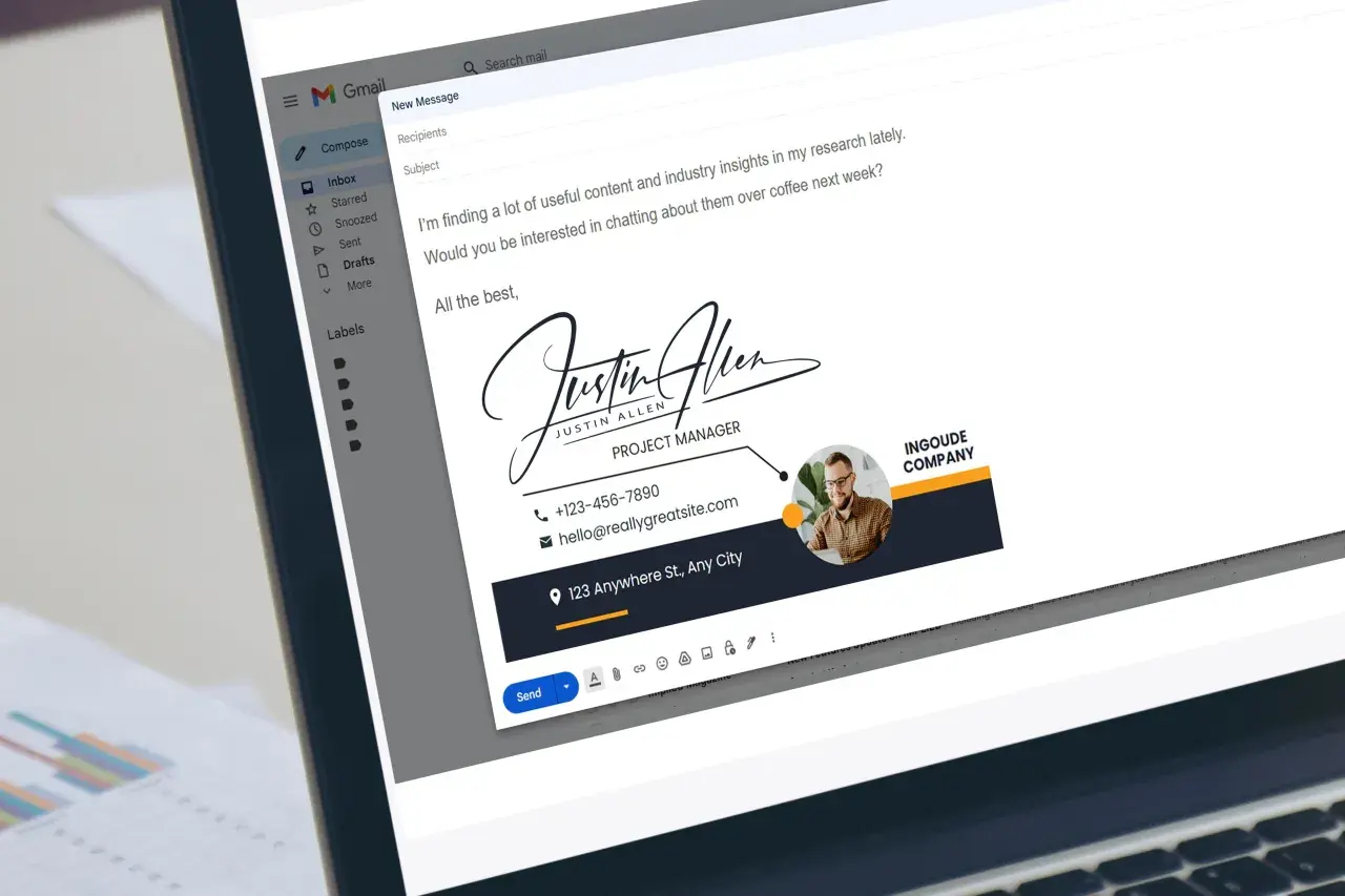 Justin Allen, Projektmanager, lädt zu einem Kaffee ein, um über Brancheneinblicke zu sprechen. Seine E-Mail-Signatur ist auf einem Laptop zu sehen.