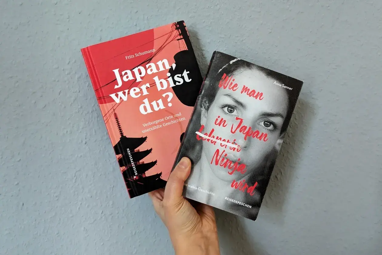 Zwei Bücher über Japan: "Japan, wer bist du?" und "Wie man in Japan Ninja wird". Ein guter Japan Knigge für Reisende.