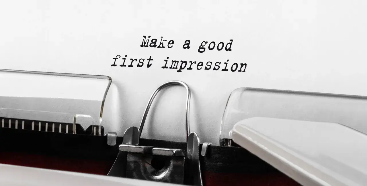 Schreibmaschine tippt "Make a good first impression". So stellt man sich vor, wie wichtig der erste Eindruck ist.