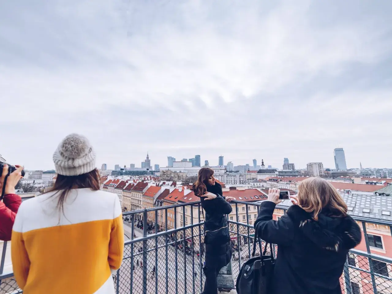 Touristen fotografieren Warschau. Tabus in Polen sind ein komplexes Thema, das hier nicht direkt abgebildet ist.
