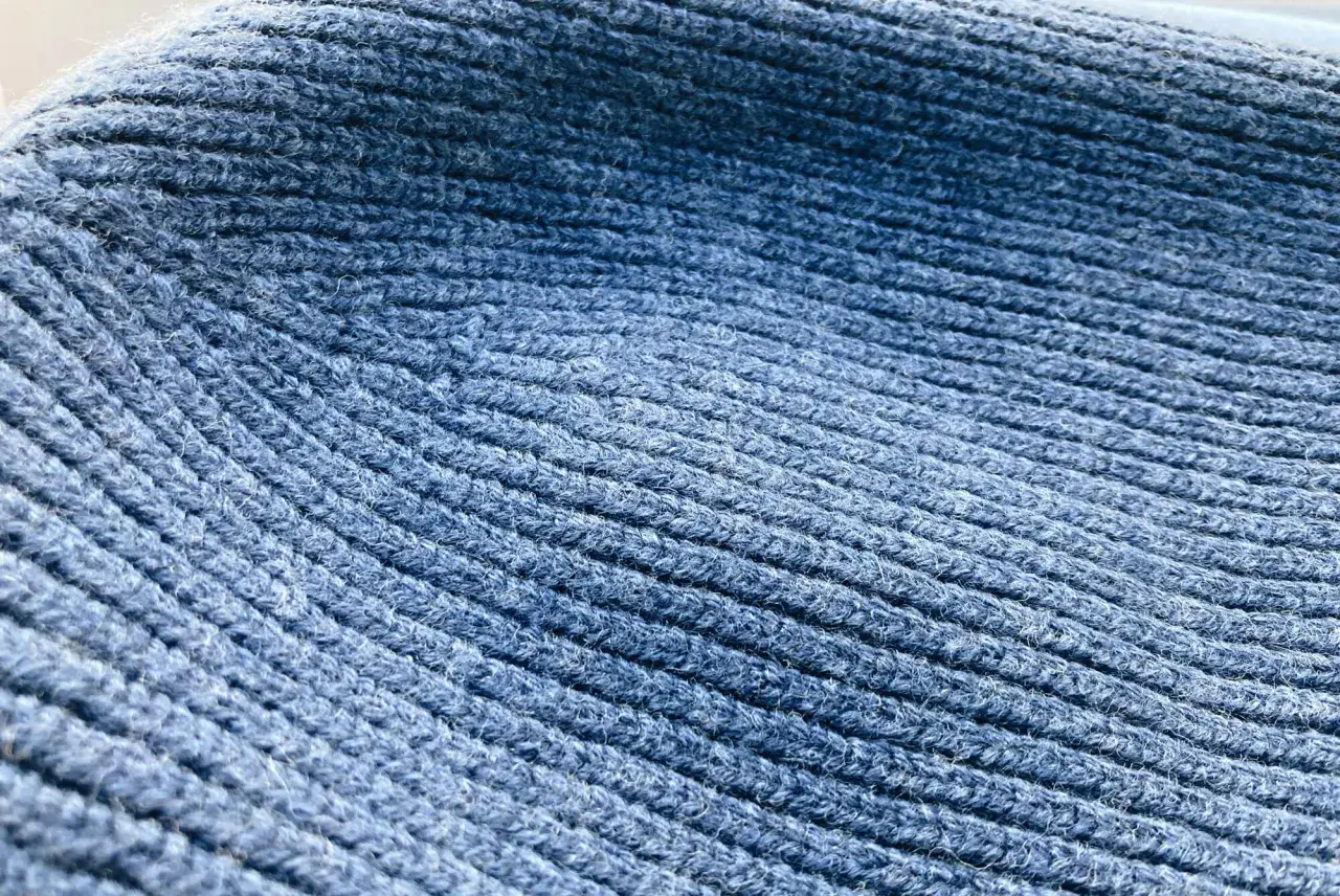 Blaues Strickgewebe aus **merinowolle warm**, perfekt für kalte Tage.