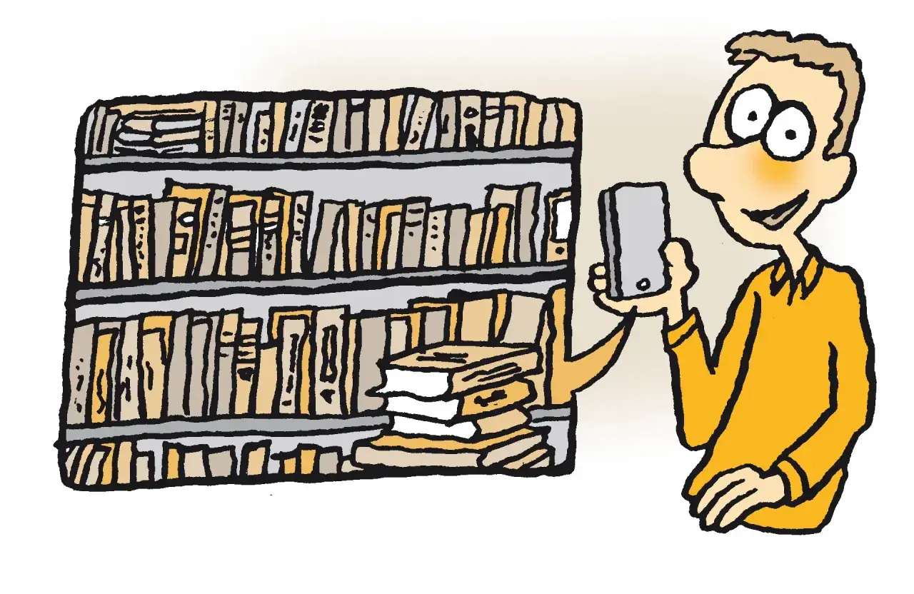 Mann mit Smartphone vor Bücherregal, das eine digitale Ablage symbolisiert.
