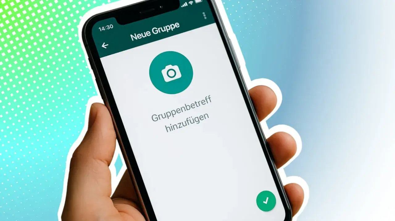 Eine Hand hält ein Smartphone, auf dem die Option "Neue Gruppe" und "Gruppenbetreff hinzufügen" angezeigt wird. So einfach lässt sich eine WhatsApp Gruppe erstellen.