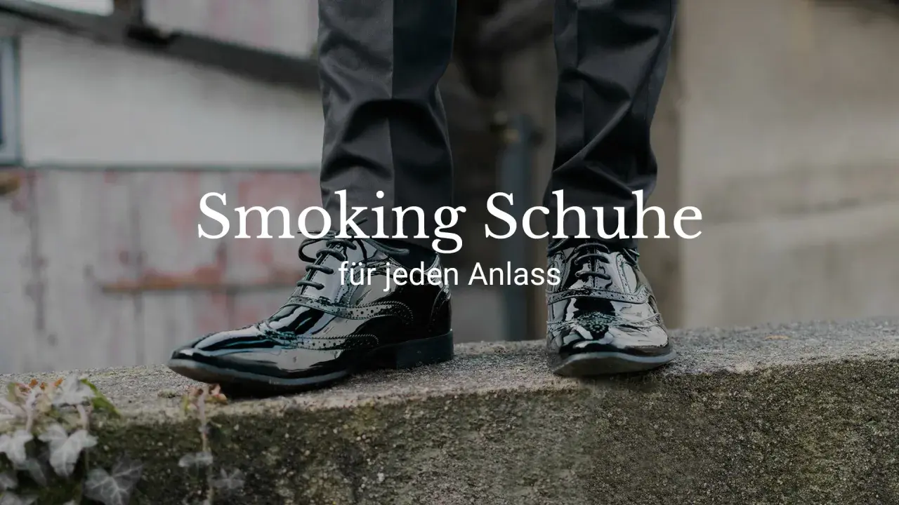 Glänzende schwarze Schnürschuhe, die perfekt zu einem Smoking passen. Die Frage "welche Schuhe zum Smoking" wird hier stilvoll beantwortet.