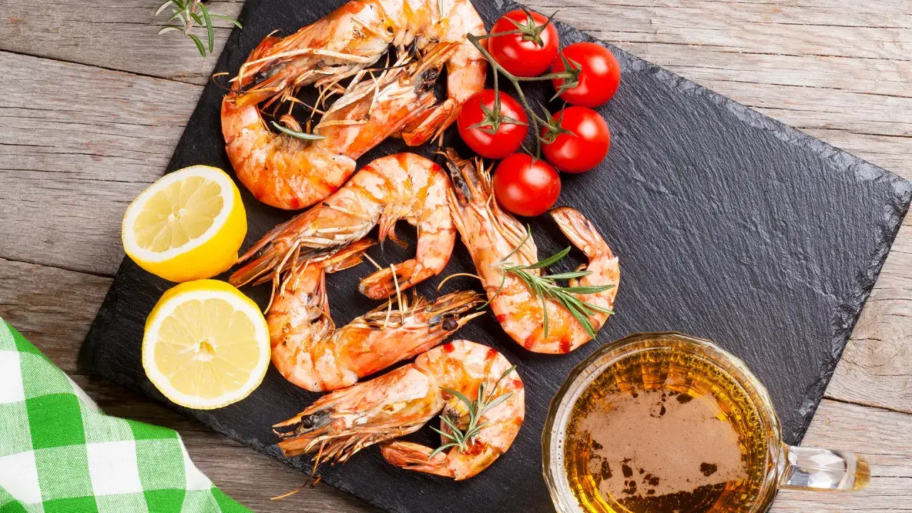 Gegrillte Garnelen mit Zitrone, Tomaten und Bier – perfekt zum mini garnelen essen.