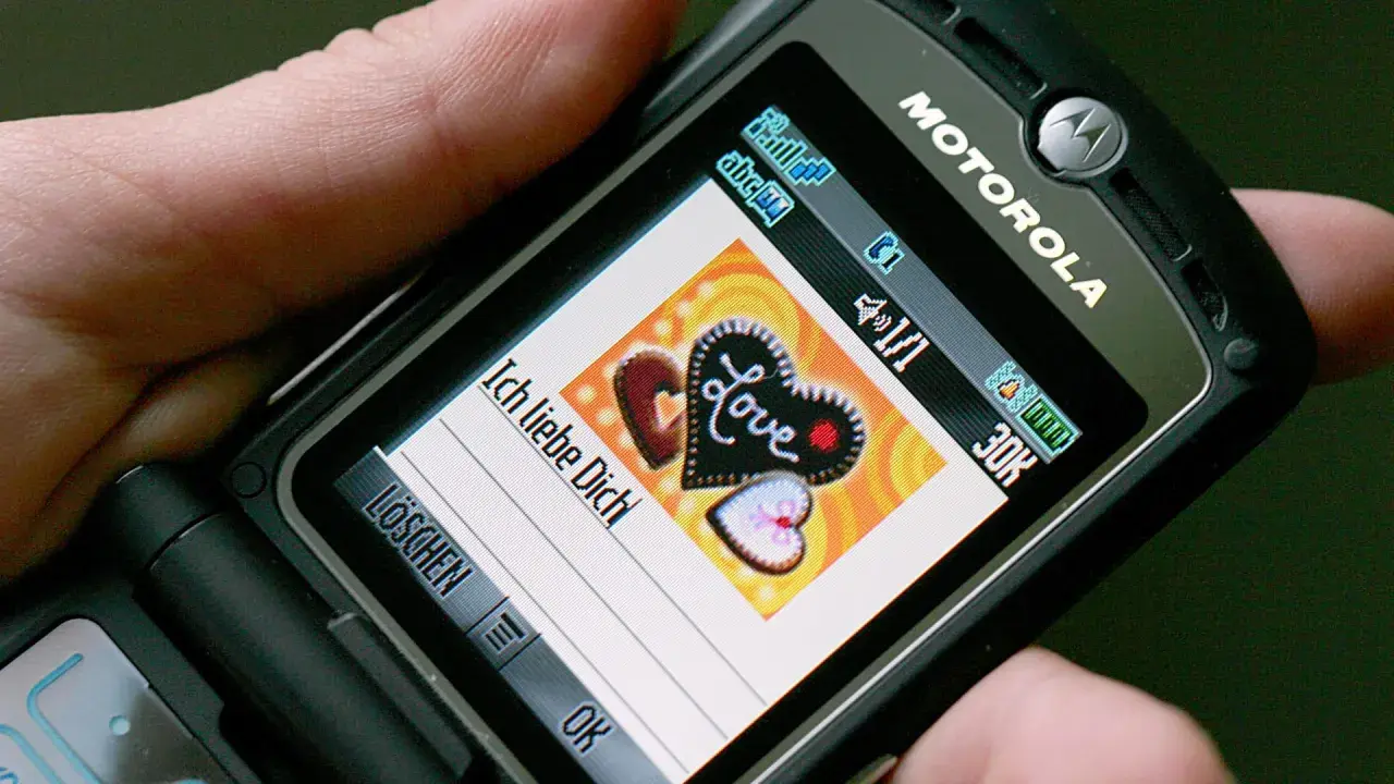 MMS-Nachricht auf einem Motorola-Handy: "Ich liebe Dich" mit Herzen. Die Bedeutung von MMS wird hier durch eine liebevolle Botschaft verdeutlicht.
