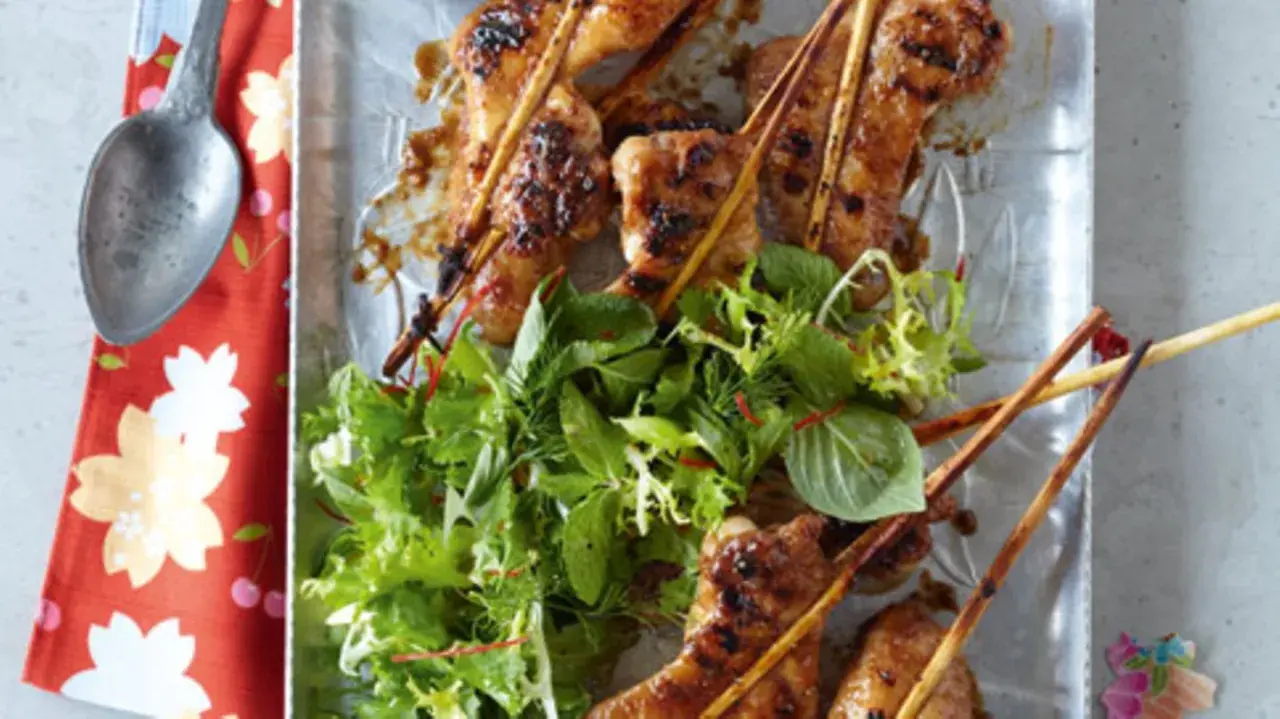 Gegrilltes Hühnchen auf Spießen mit frischem Salat. Ein köstliches Hühnchen-Gericht, das zum Essen einlädt.