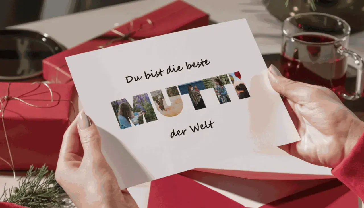 Eine Karte mit dem Text "Du bist die beste MUTTI der Welt". Die Buchstaben des Wortes "MUTTI" sind mit kleinen Fotos gefüllt.