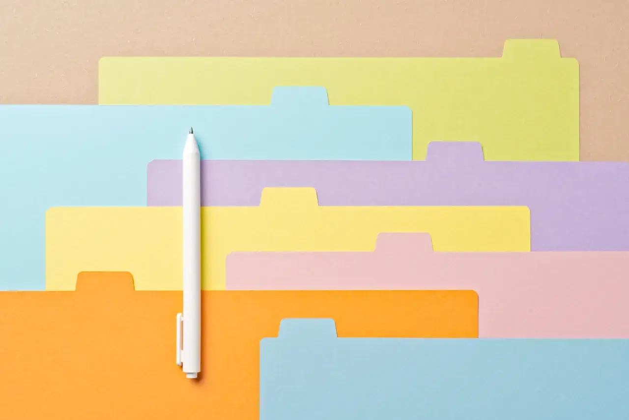 Bunte Karteikarten in verschiedenen Farben, die wie eine **Ordnerstruktur Beispiele** aussehen, mit einem weißen Stift.