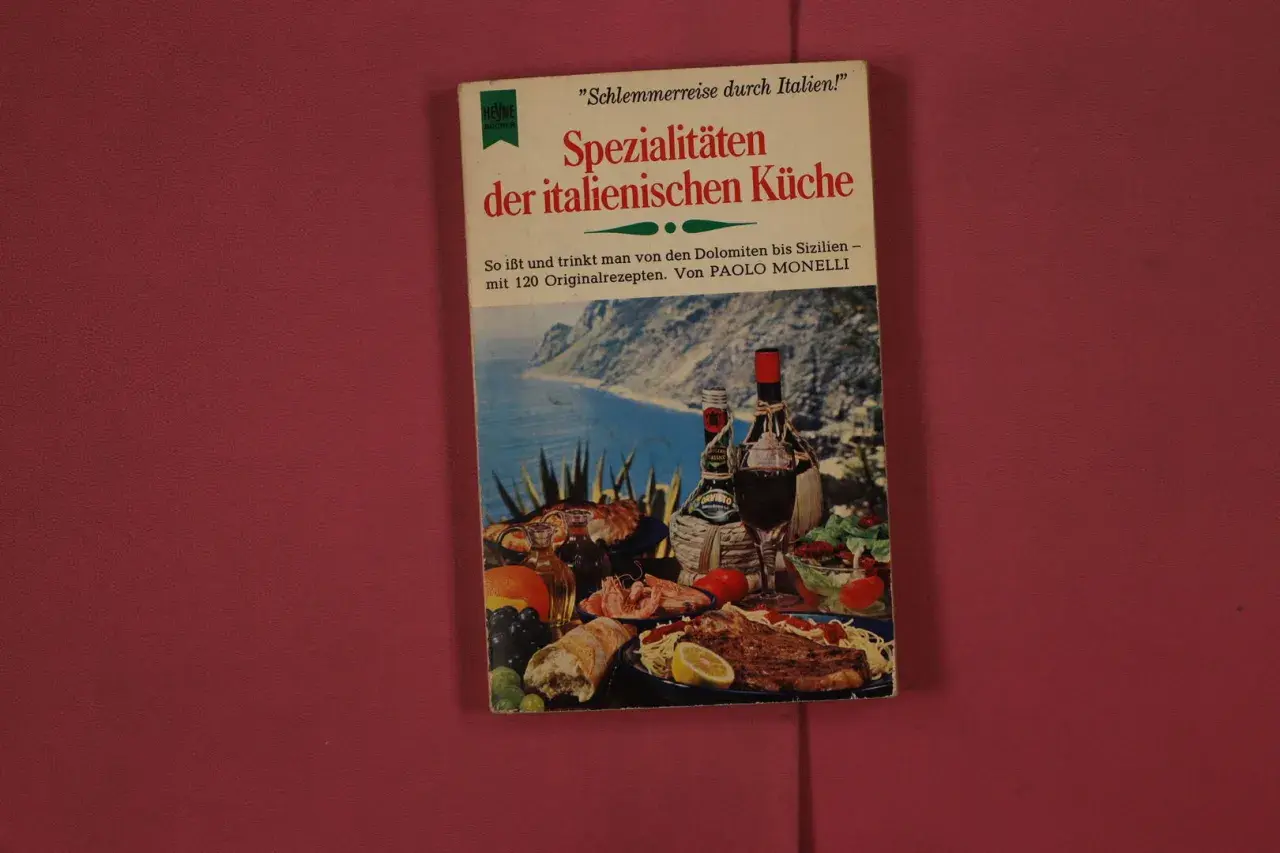 Buchcover "Spezialitäten der italienischen Küche" mit einem Bild von italienischem Essen und Wein, das die Tischsitten in Italien thematisiert.