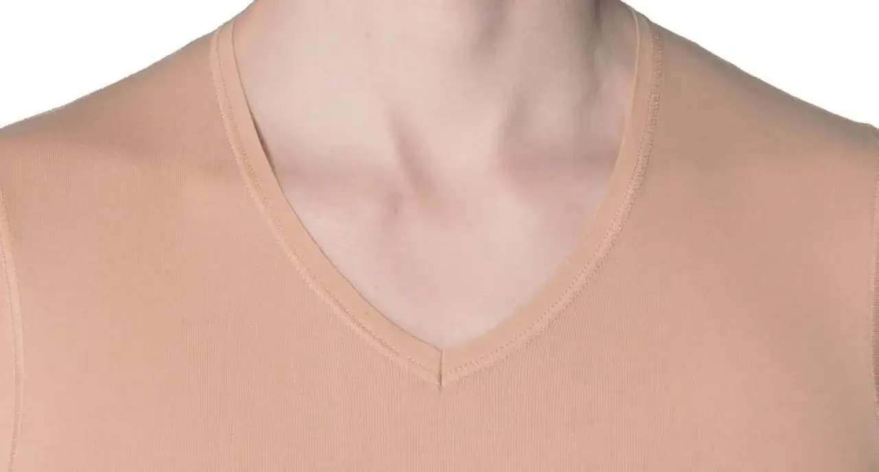 Hautfarbenes Unterhemd mit V-Ausschnitt, ideal als unsichtbare Schicht unter einem Anzug.