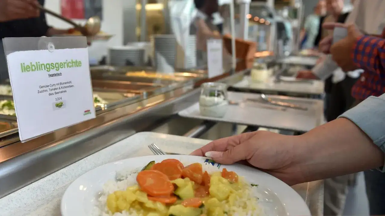 Mittagessen in der Kantine: Ein Teller mit Gemüse-Curry und Reis. Warum sagt man
