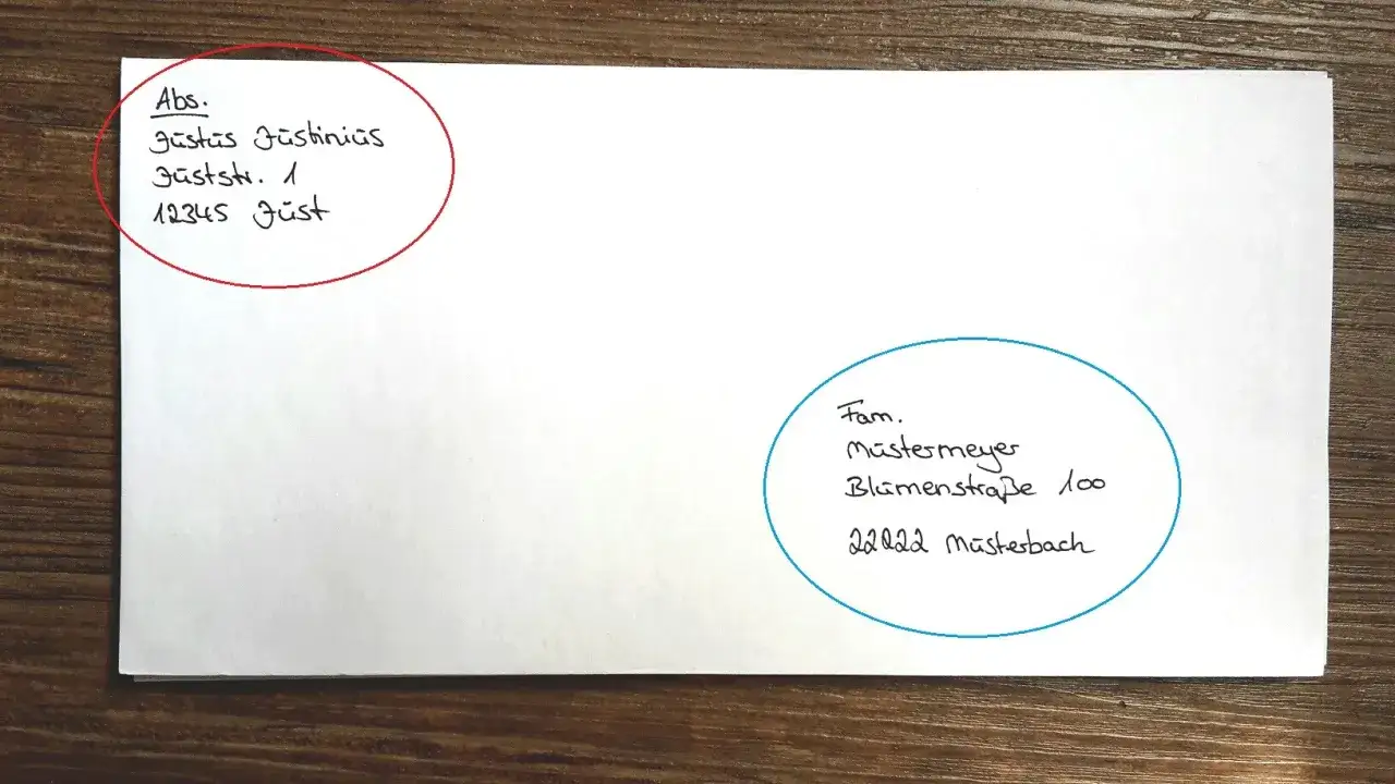 Brief beschriften: Absender (Jüstus Jüstinias, Jüststr. 1, 12345 Jüst) und Empfänger (Fam. Mustermeyer, Blumenstraße 100, 22222 Musterbach) sind auf dem Umschlag zu sehen.