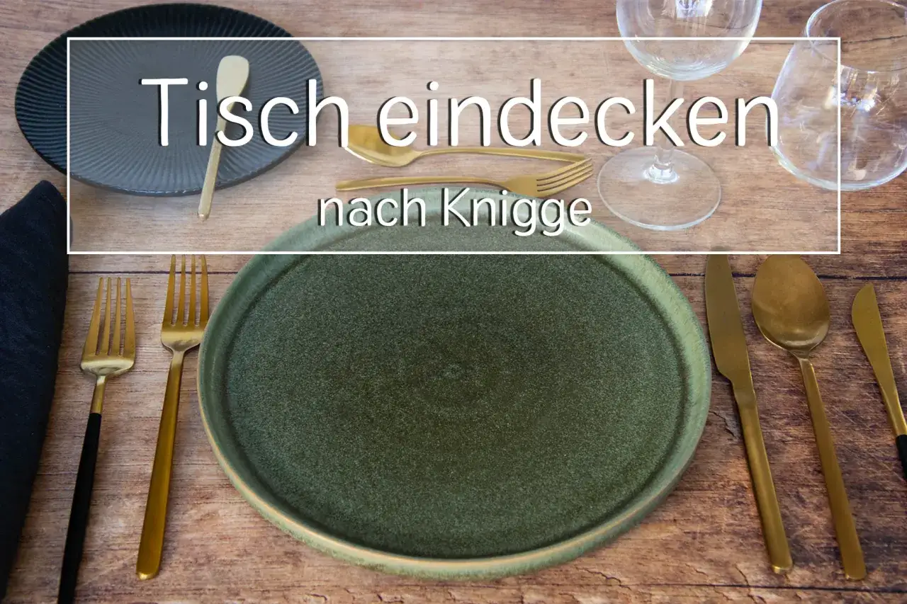 Tisch decken nach Knigge: Grüner Teller, goldene Gabeln, Messer und Löffel – das passende Geschirr zum Servieren.