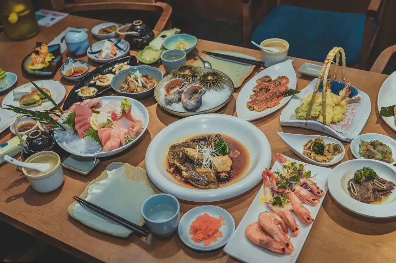 Ein &uuml;ppiges japanisches Festmahl mit Sashimi, Tempura, Garnelen und mehr. Ein perfektes Beispiel f&uuml;r den japanischen Knigge bei Tisch.