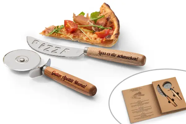 Pizza-Set mit Messer und Rad. So isst man Pizza richtig: "Guten Appetit Mama!" und "Lass es dir schmecken!" sind auf den Holzgriffen eingraviert.